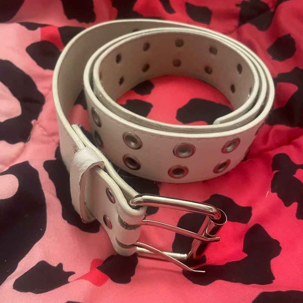 Stylish White Belt with Silver Accents